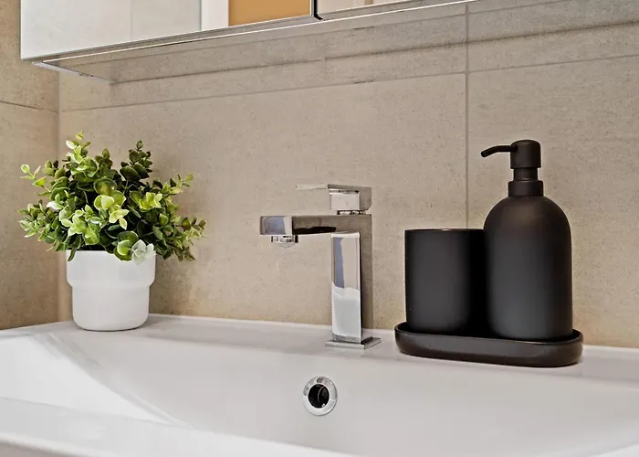 Apartamento Stylish 2br With Patio & Parking Near Center