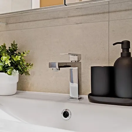 Апартаменты Stylish 2br With Patio & Parking Near Center