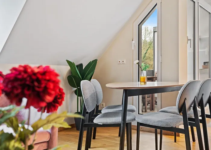 Apartment Stylish 2br With Patio & Parking Near Center