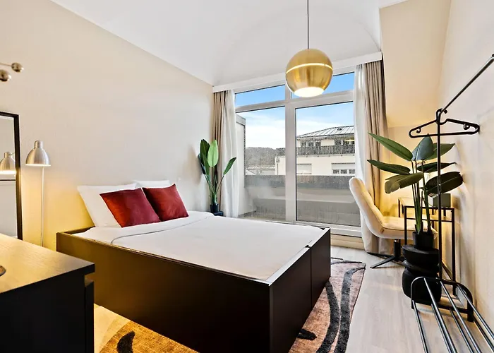 Stylish 2br With Patio & Parking Near Center Apartment *