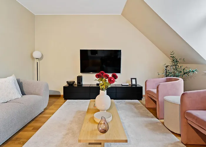 Stylish 2br With Patio & Parking Near Center