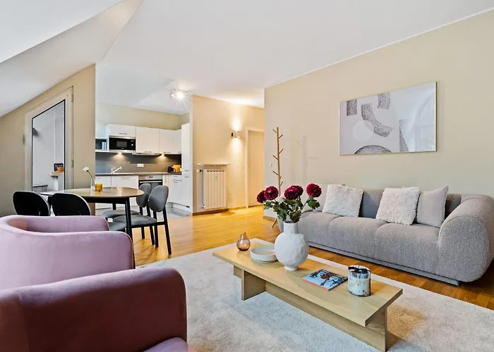 Apartment Stylish 2br With Patio & Parking Near Center *