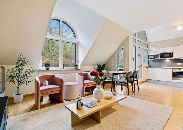 Stylish 2br With Patio & Parking Near Center *