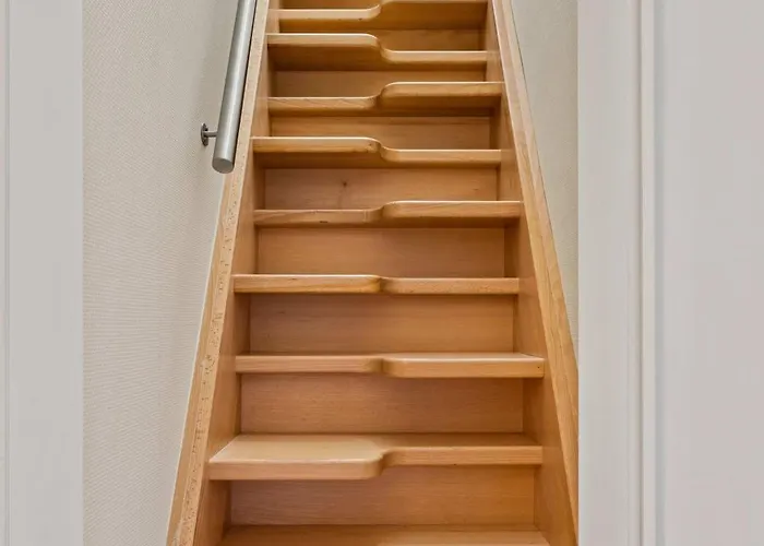 Stylish 2br With Patio & Parking Near Center Apartment