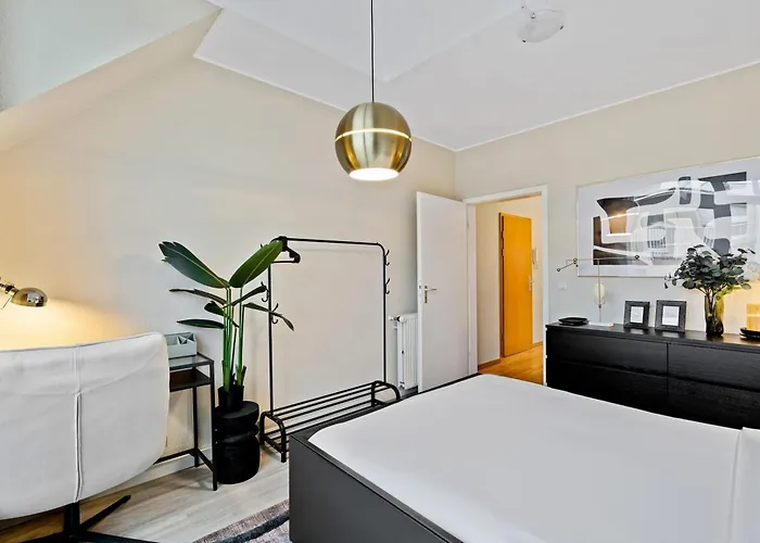 Apartment Stylish 2br With Patio & Parking Near Center