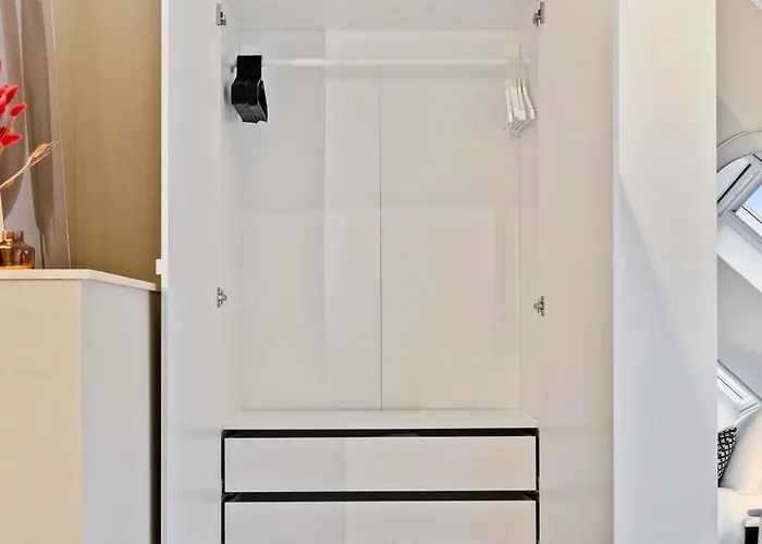 Stylish 2br With Patio & Parking Near Center Apartment *