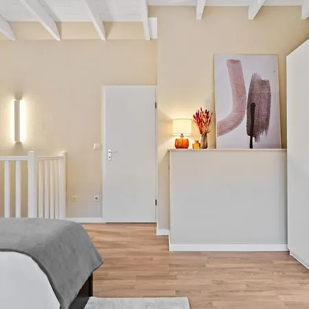 Stylish 2br With Patio & Parking Near Center 公寓